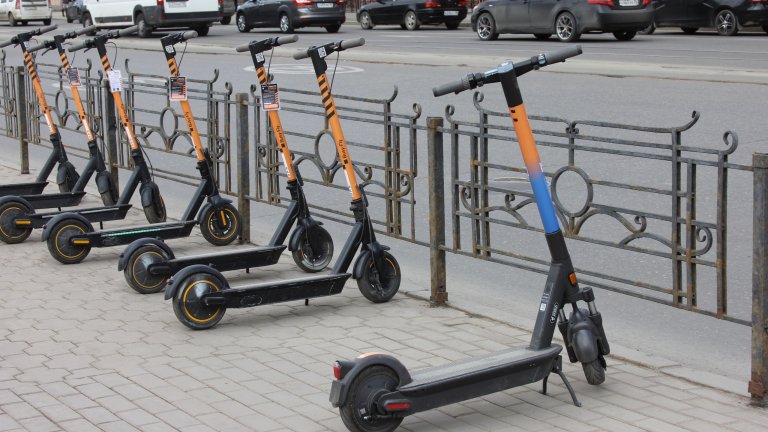 Электросамокаты вернулись на улицы Иркутска с приходом весны, а с ними - и транспортные проблемы